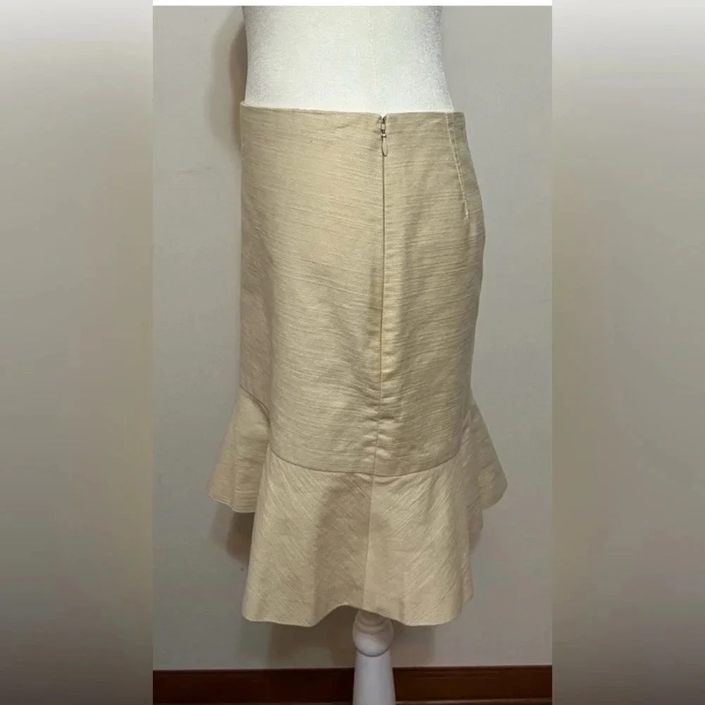 Ann Taylor skirt with slight bottom ruffle. Size 2 Like New C1